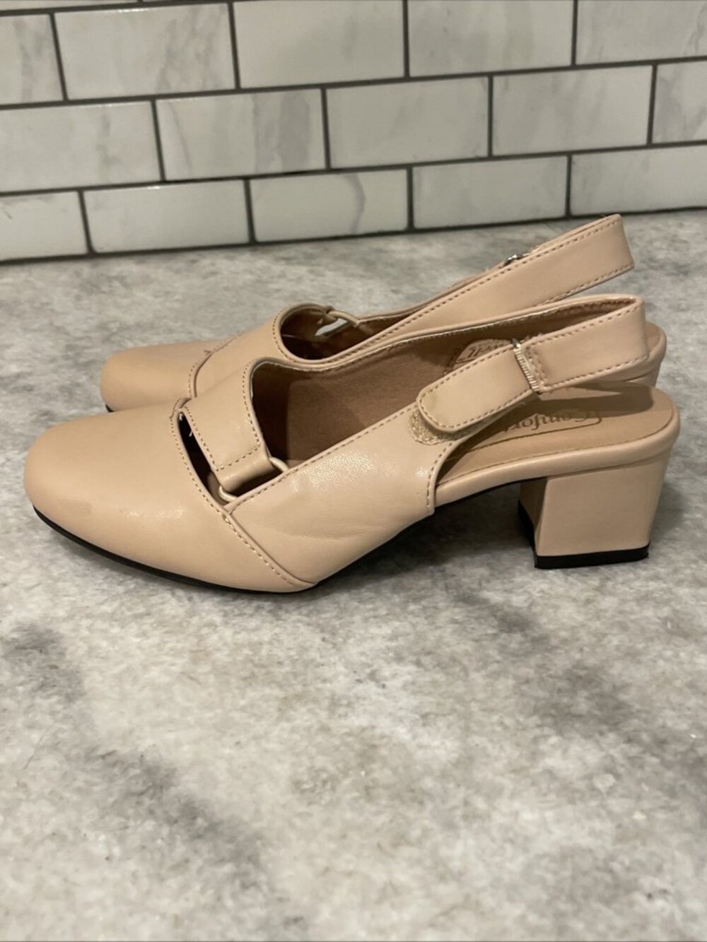 Comfort Well by Beacon Shoes Womens 5.5 Taupe Beige Heels Comfort - Picture 4 of 9